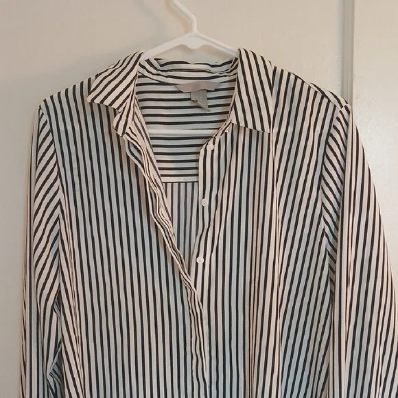 H&M Navy Blue and White Button Down Blouse - Picture 10 of 14